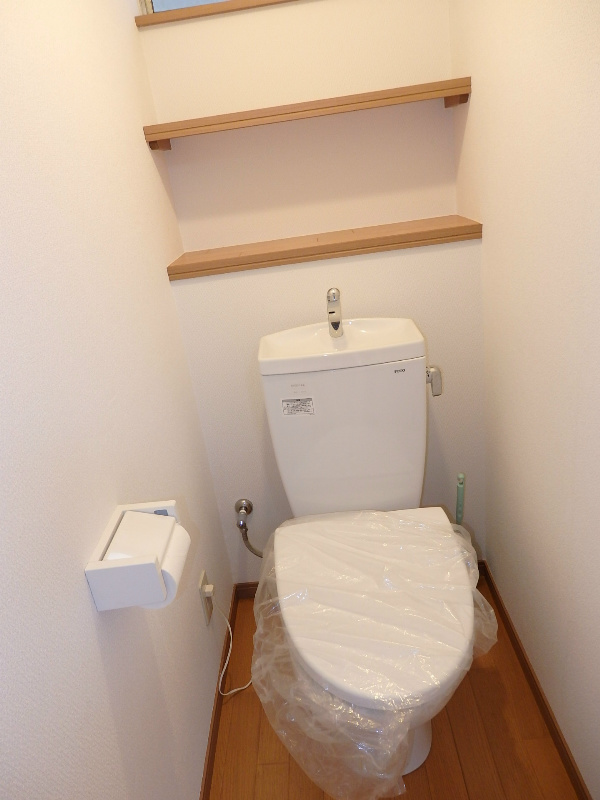 住良荘 バス・トイレ別。後ろに棚があり何かと便利！