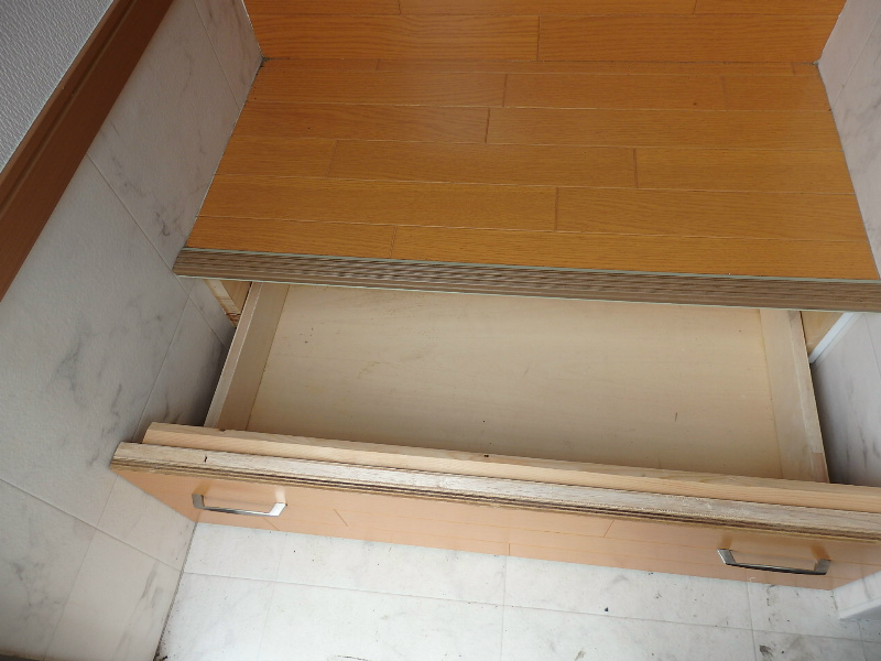 住良荘 玄関の階段を収納としてご利用出来ます。