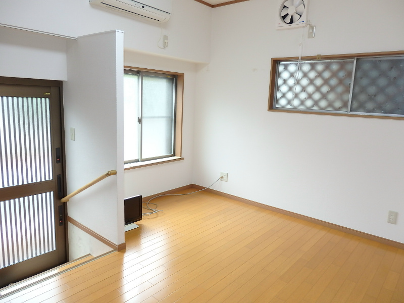 住良荘 ＤＫ6帖（フローリング）。床・壁紙張替済み