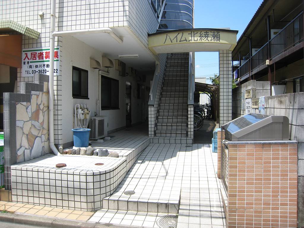 ハイム北綾瀬 鮮やかなタイル張のエントランスです。