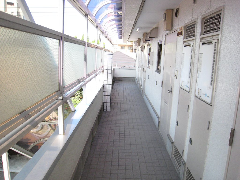 ハイム北綾瀬 各階廊下も屋根付きです。