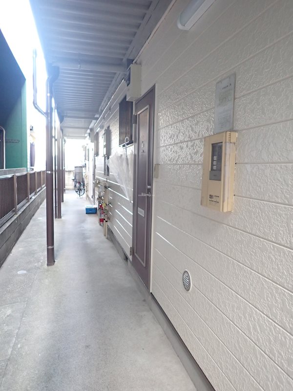 コーポ日立 建物大規模修繕行い、共用廊下が綺麗になりました。