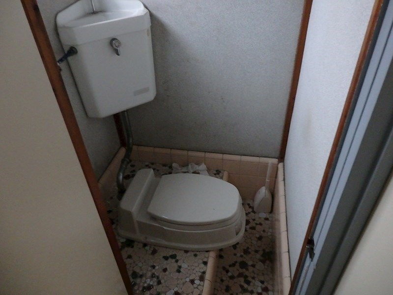 住良荘 和式トイレにカバーをつけて洋式トイレ風になっています。