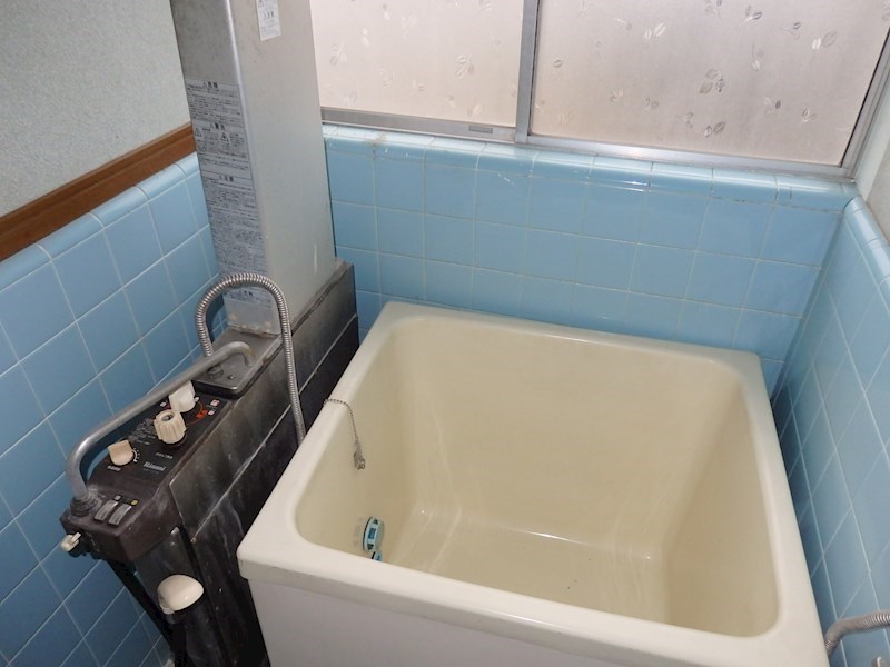 住良荘 バランス釜で追い炊き付きのお風呂。窓付で明るいです。