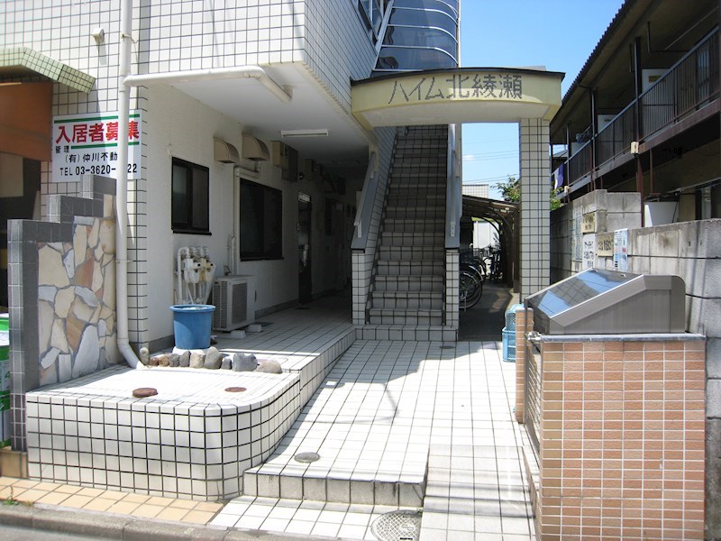 ハイム北綾瀬 鮮やかなタイル張のエントランスです。