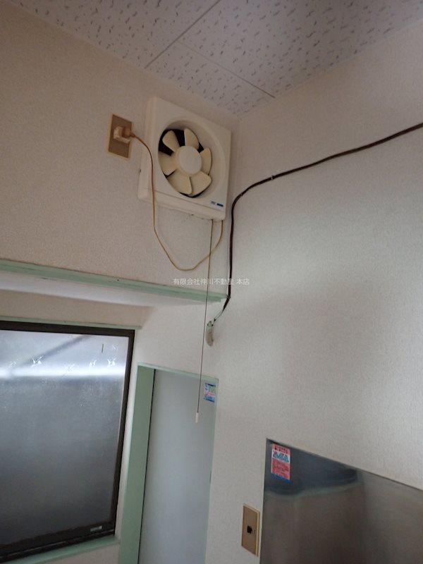 住良荘 キッチンに換気扇付き。
