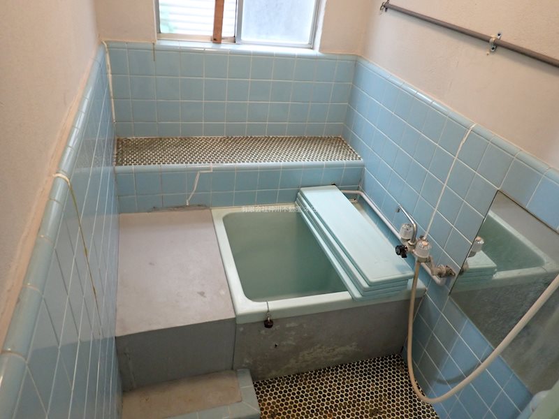 住良荘 タイル貼りの浴室。窓付き。