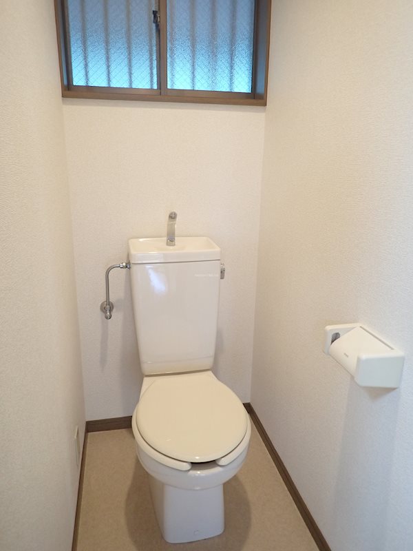 コーポ日立 トイレ　窓が付いています。