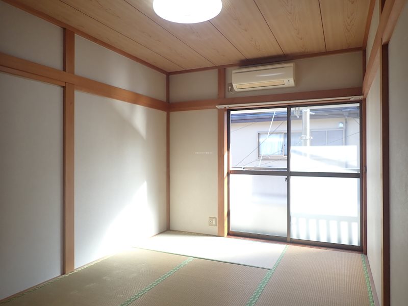 コーポ日立 和室６帖　畳と木の枠で落ち着いた雰囲気です。