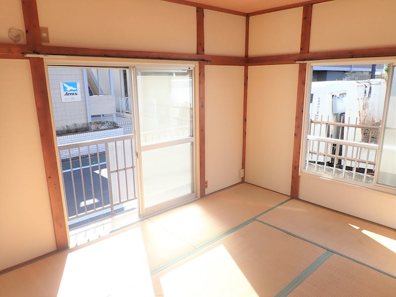 フラット吉田 和室６帖　角部屋・２面採光で陽当たり良好です！