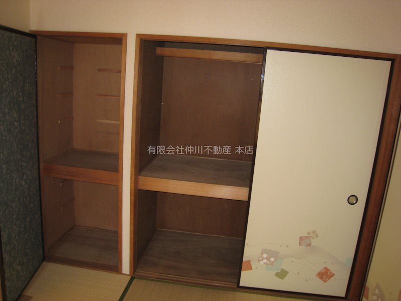 メゾントゥルーワン 和室６帖の押入れ。たっぷりの１間半。２部屋とも収納あります。