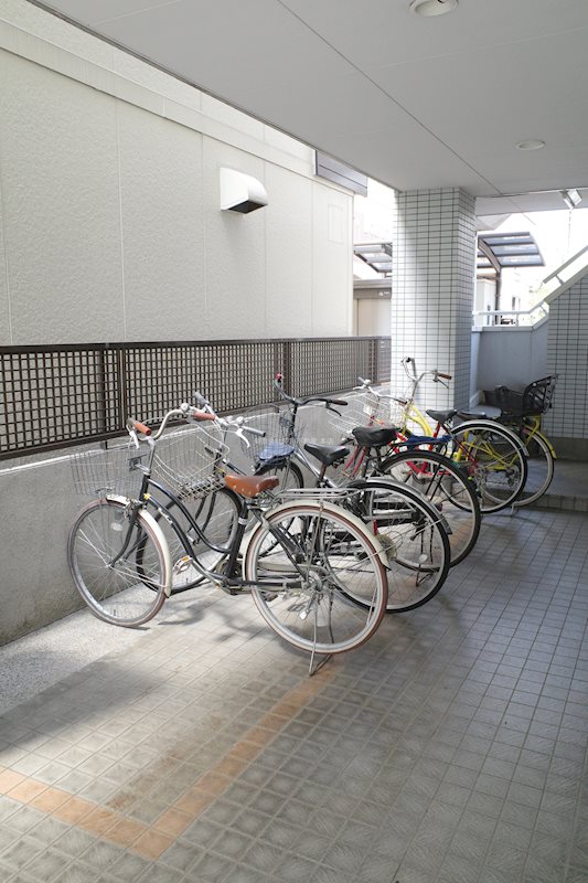 メゾントゥルーワン ゆったりとした駐輪場。