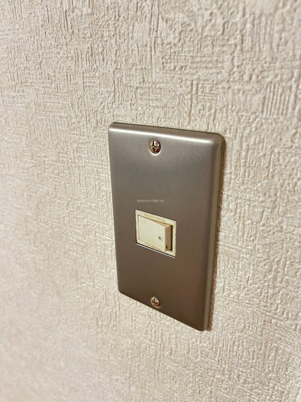 メゾントゥルーワン スイッチプレートを銀色に統一！