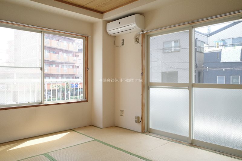 メゾントゥルーワン 東南角部屋で陽当り良好。エアコン、収納付きです。畳は契約後表替え。キッチンの引戸をとればLDK風に。
