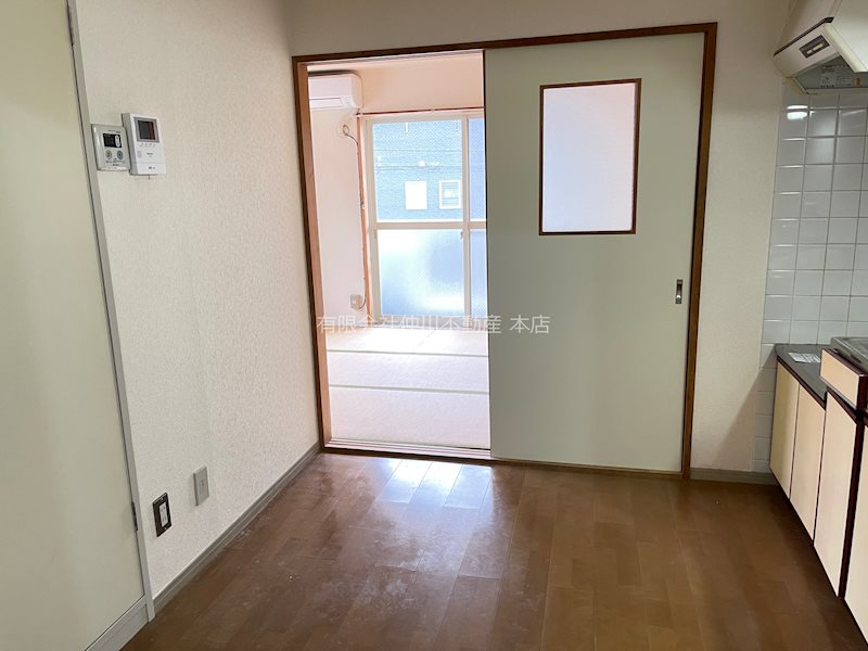 メゾントゥルーワン キッチンと和室間の引き戸をとれば、LDKとして使えます。