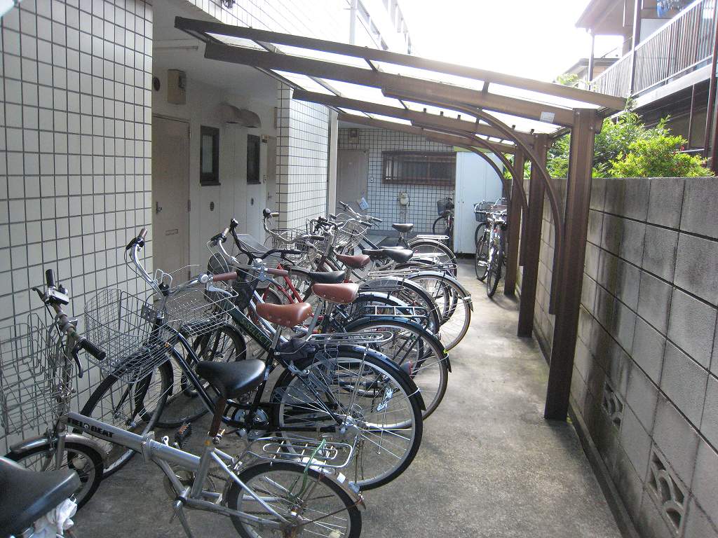ハイム北綾瀬 屋根付き駐輪場