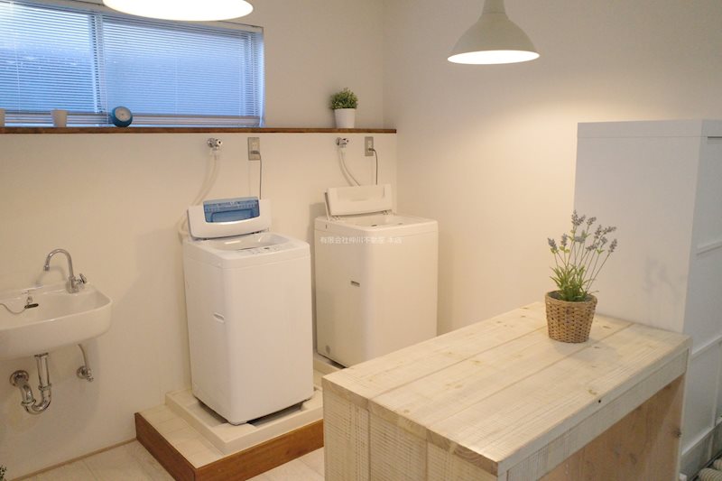 Commons716 共用洗濯機（２台）と専用の小型ロッカー付