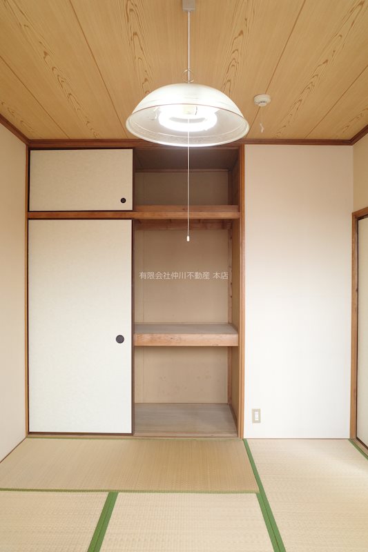 東京都足立区辰沼２丁目 右側の和室６帖。窓側からの写真。