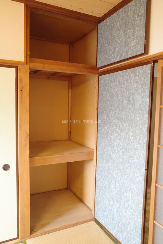 東京都足立区辰沼２丁目 左側の和室６帖の収納。