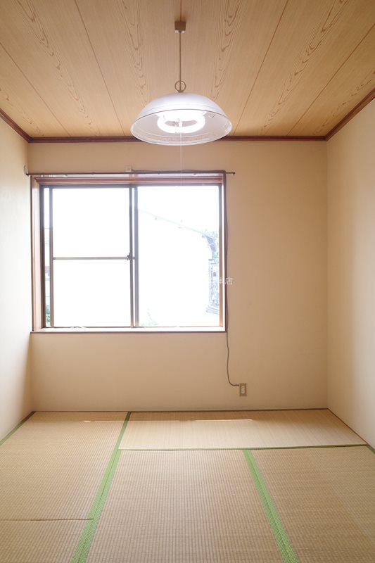 東京都足立区辰沼２丁目 右側の和室６帖。窓の手前に物が置けるようになっております。
