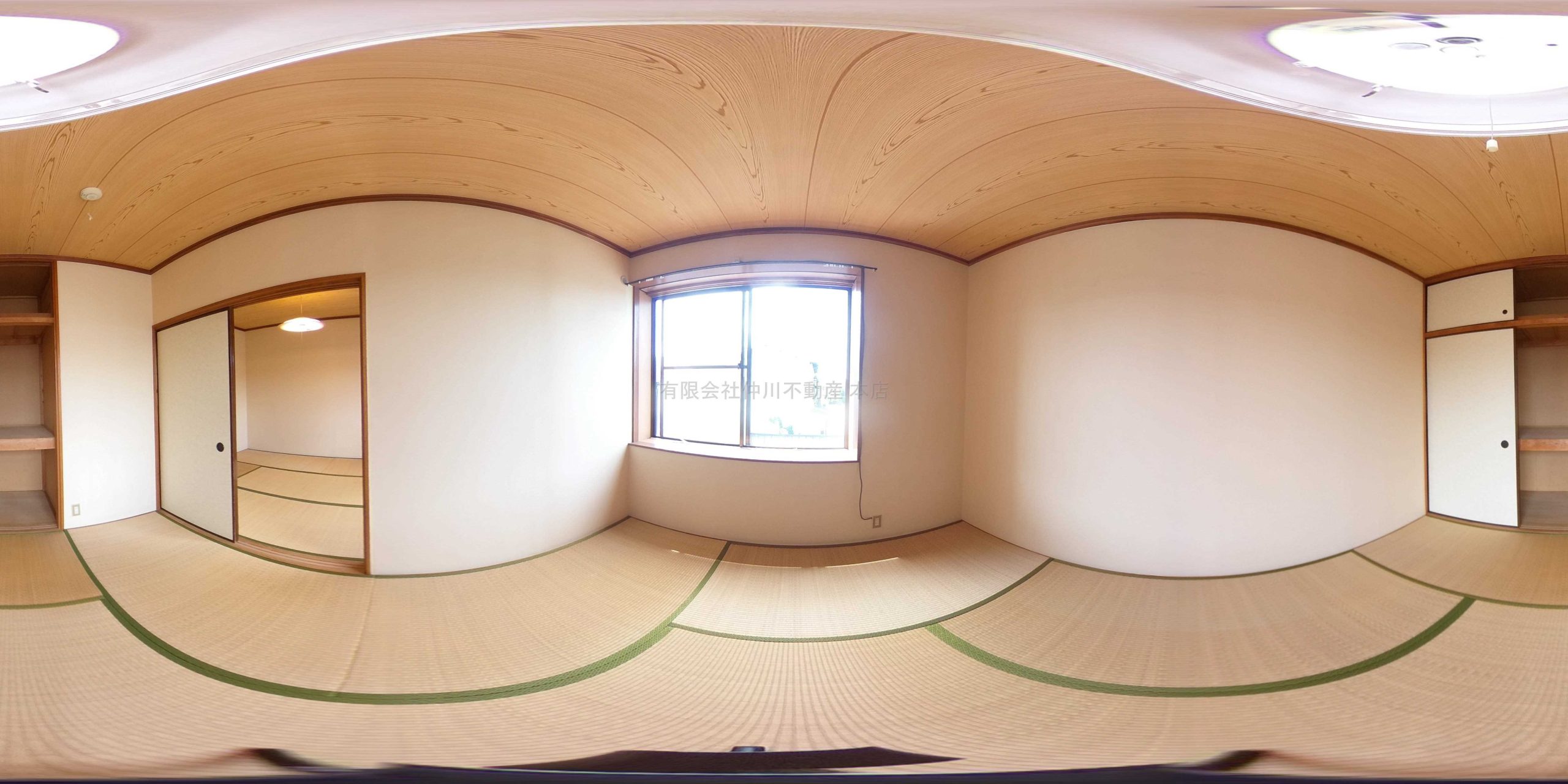 右側の和室６帖。窓の手前に物が置けるようになっております。