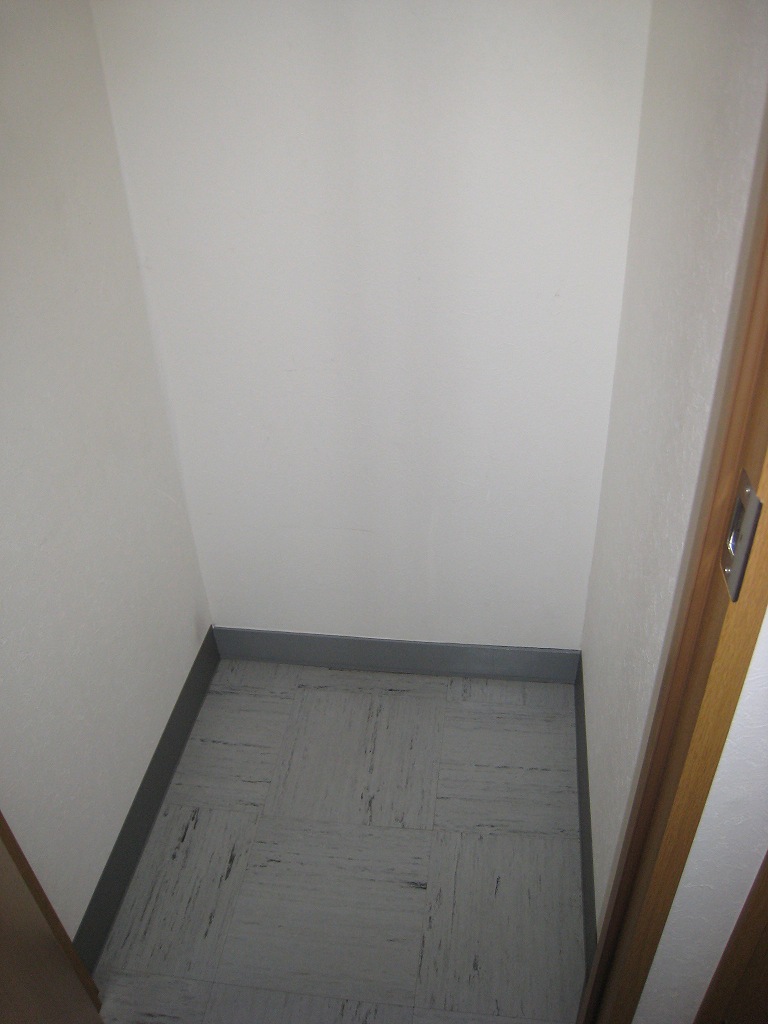 北綾瀬マイコーポ 便利なトランクルーム付。74x70x240㎝